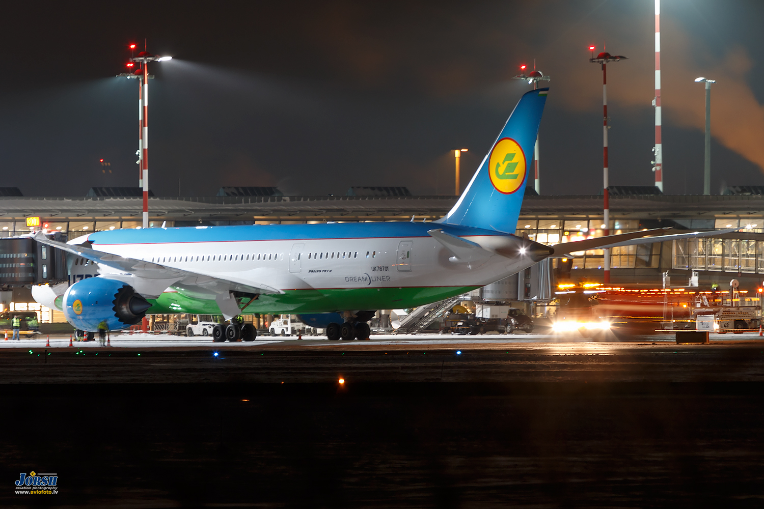 Uzbekistan Airways — Boeing 787-8 Dreamliner (UK78701)